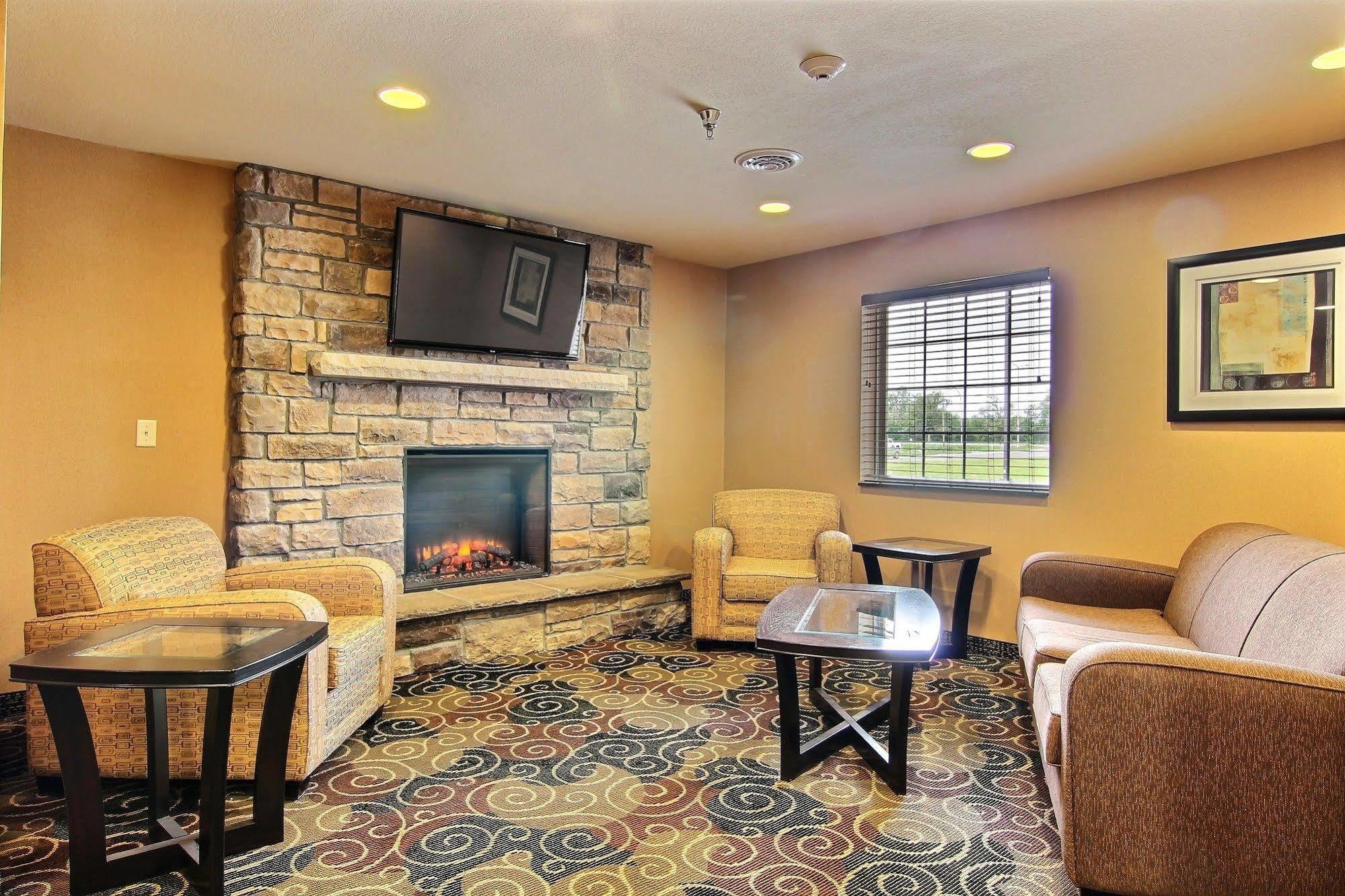 Amerivu Inn And Suites - Crookston Exterior photo