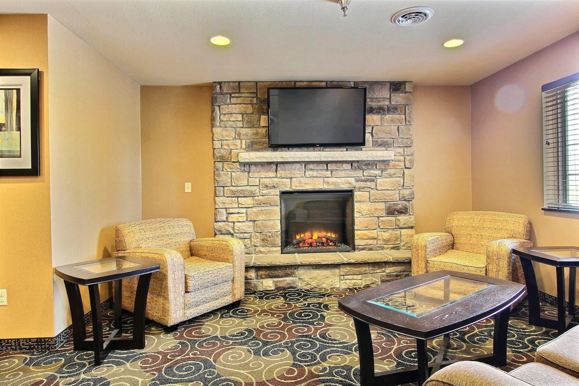Amerivu Inn And Suites - Crookston Exterior photo